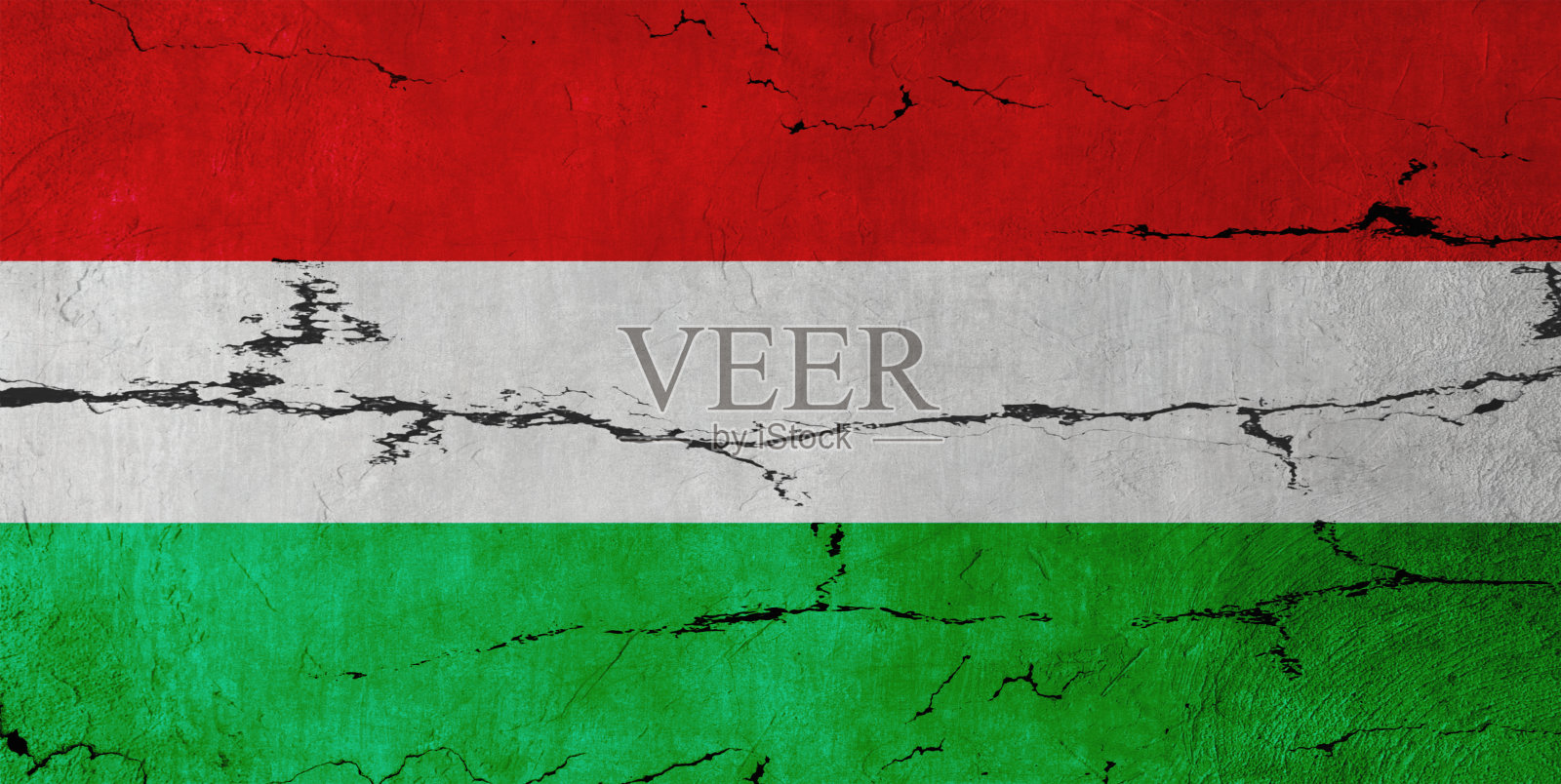 裂开的墙上挂着匈牙利国旗照片摄影图片