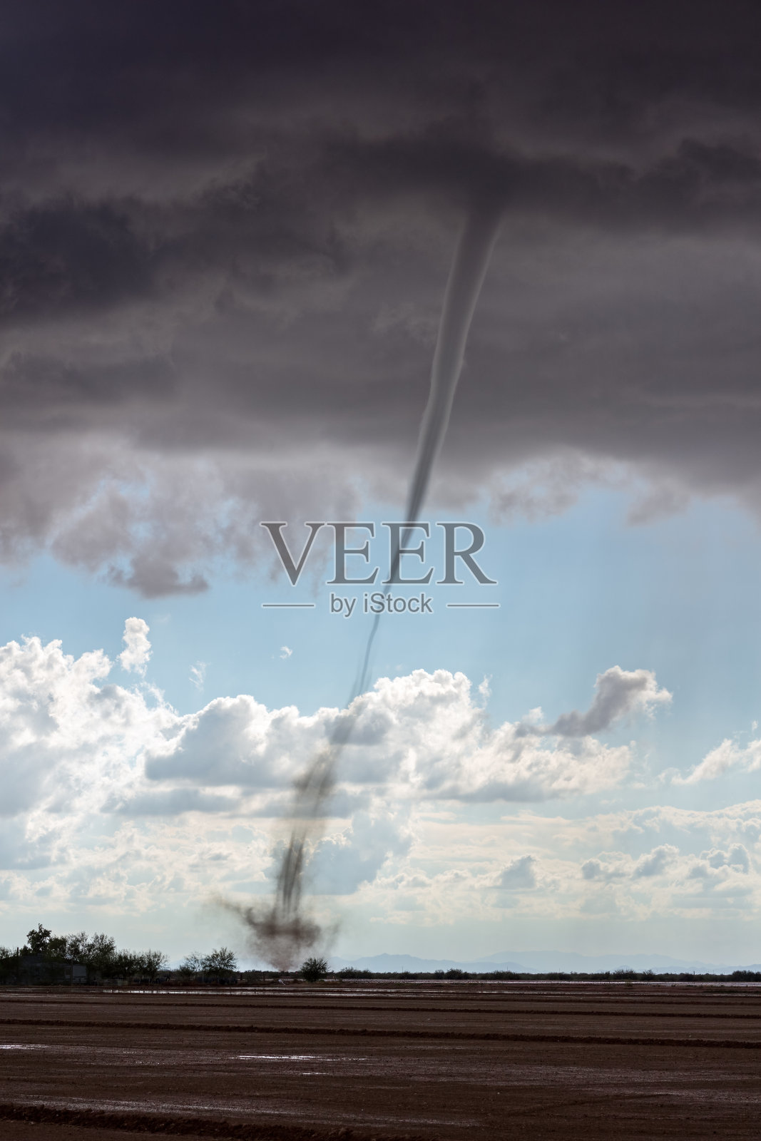 陆地喷发龙卷风照片摄影图片