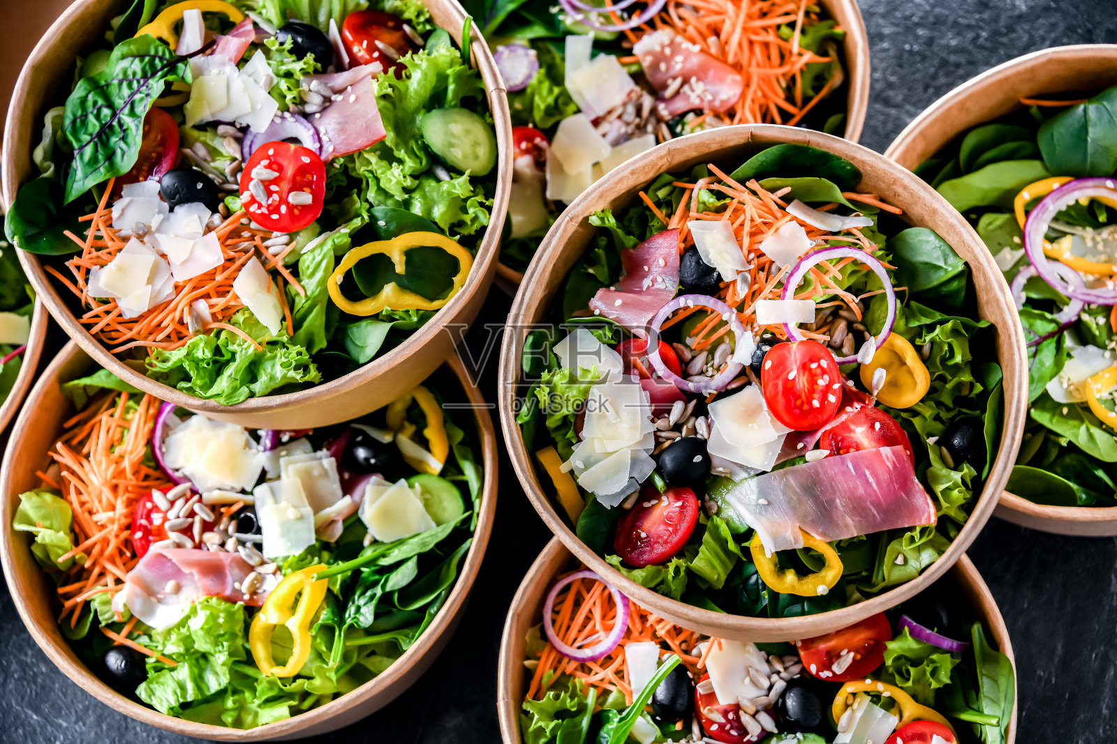 装着预先包装好的蔬菜沙拉的纸盒准备出售照片摄影图片