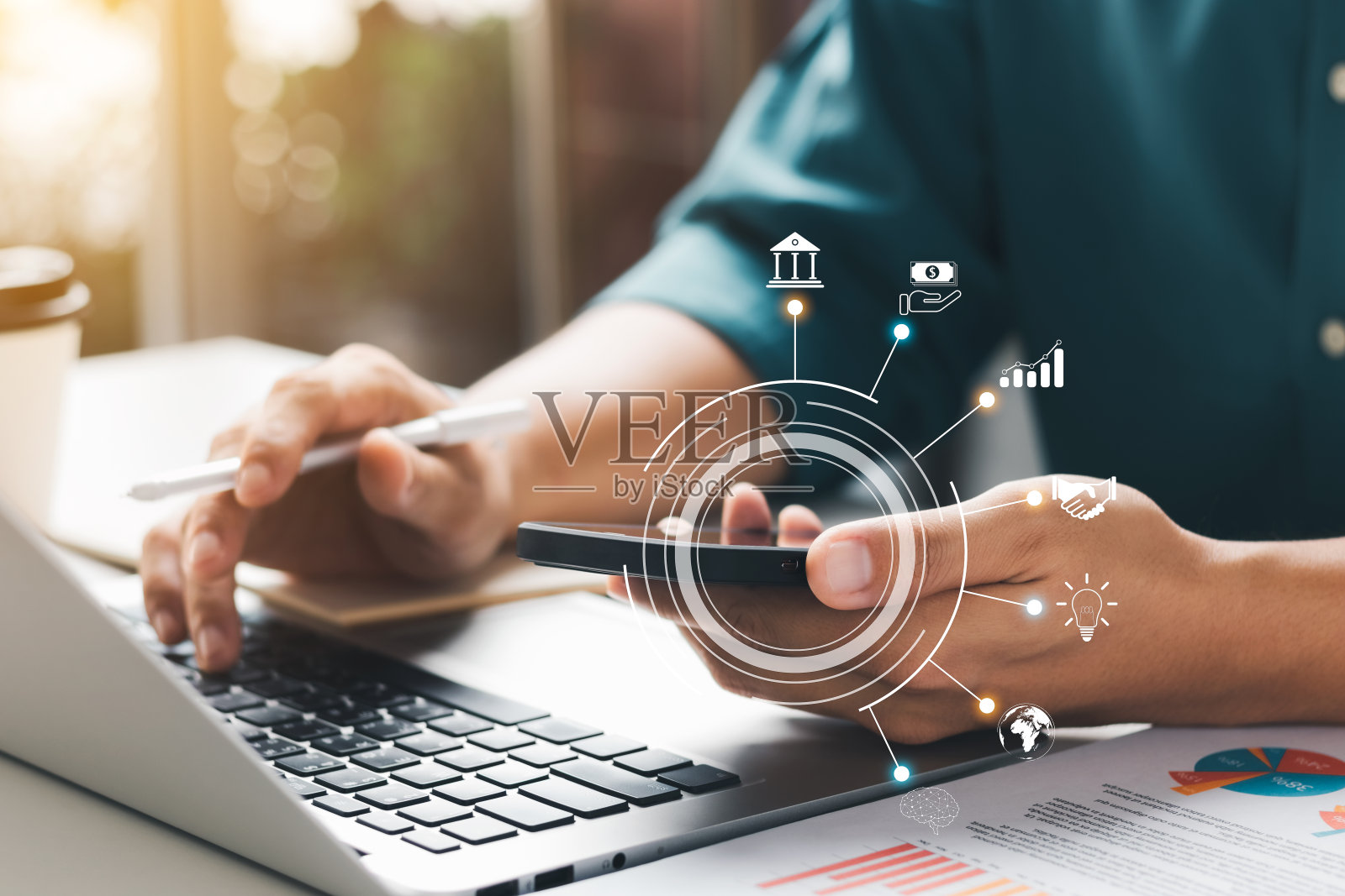 从事公司财务报表平衡分析的商人。用虚拟现实图形在办公室，概念经济营销和战略。照片摄影图片