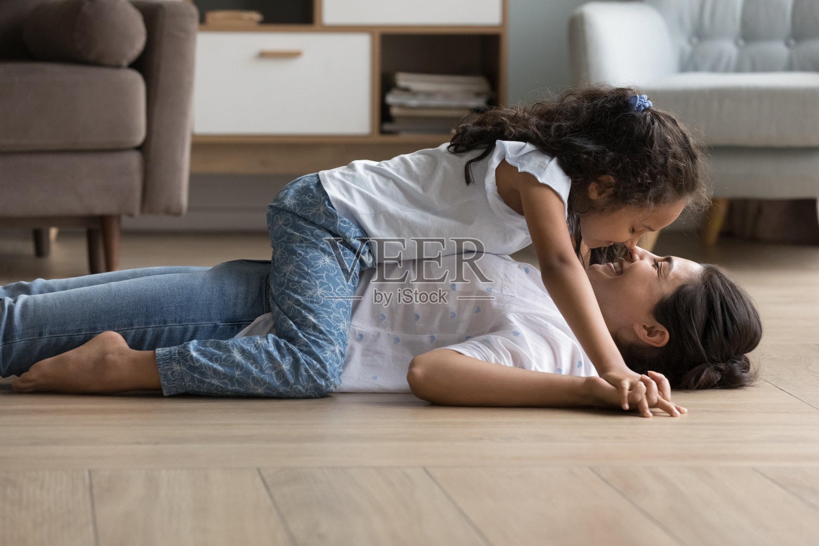 母女俩互相碰鼻子，在家里共度时光照片摄影图片