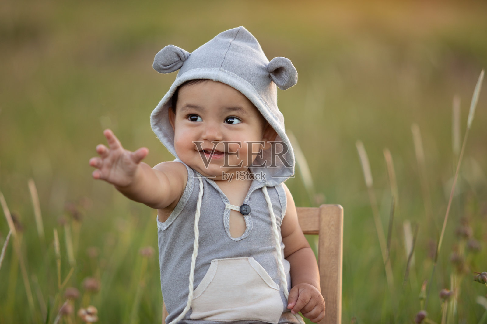 一个一岁的拉丁美洲男孩日落时的肖像照片摄影图片