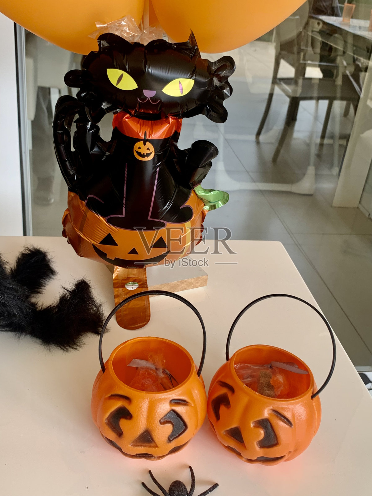 桌上万圣节装饰特写照片摄影图片