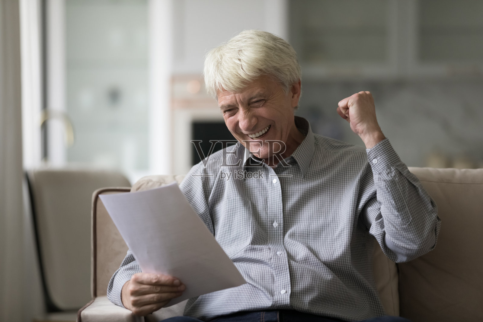 老人读了信感到兴奋的好消息照片摄影图片