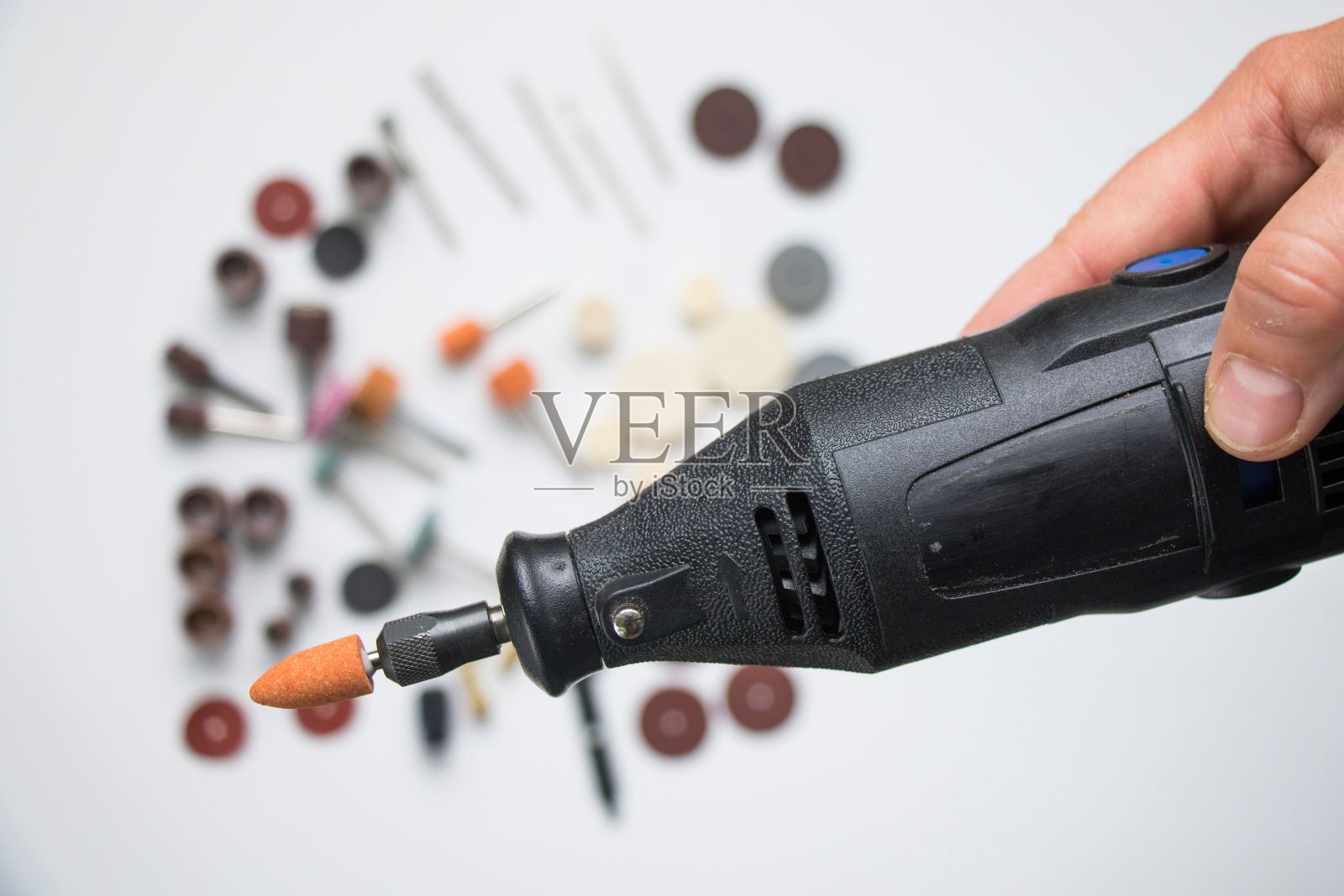 带有模糊齿轮的电动压力机工具，背景上有钻钉照片摄影图片