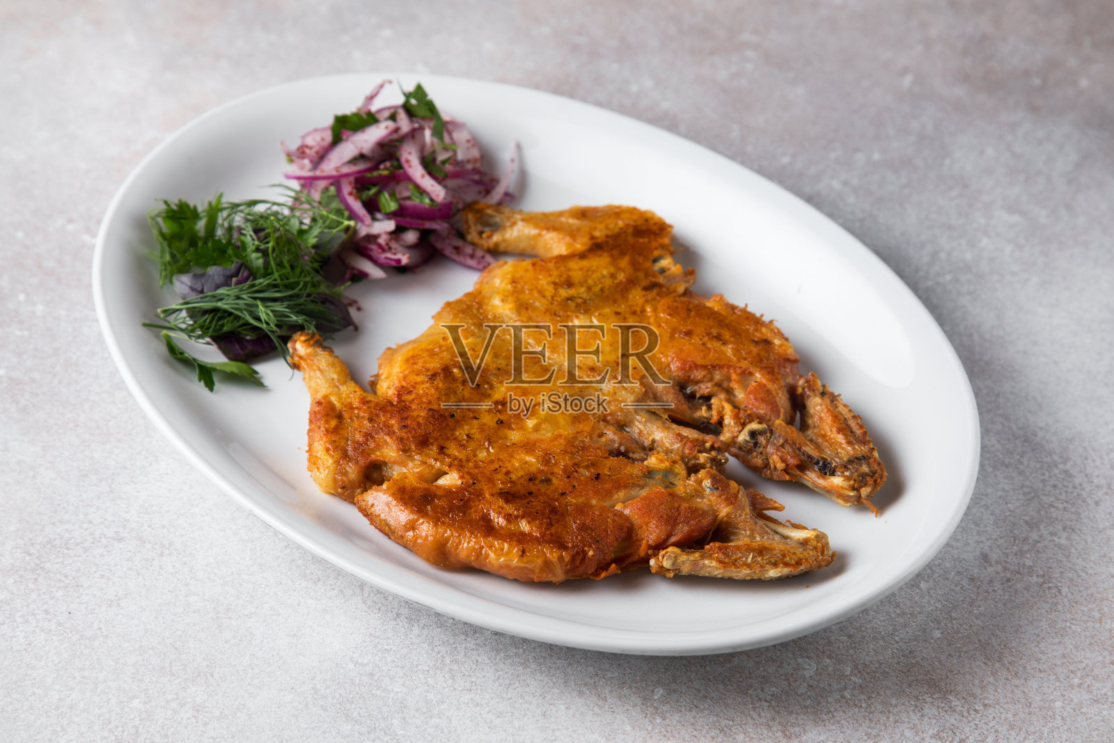 白底鲜鱼配白盘炸鱼配土豆，健康三文鱼大餐照片摄影图片