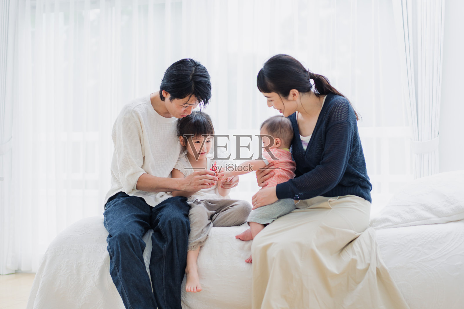 一家人在和孩子们玩耍照片摄影图片