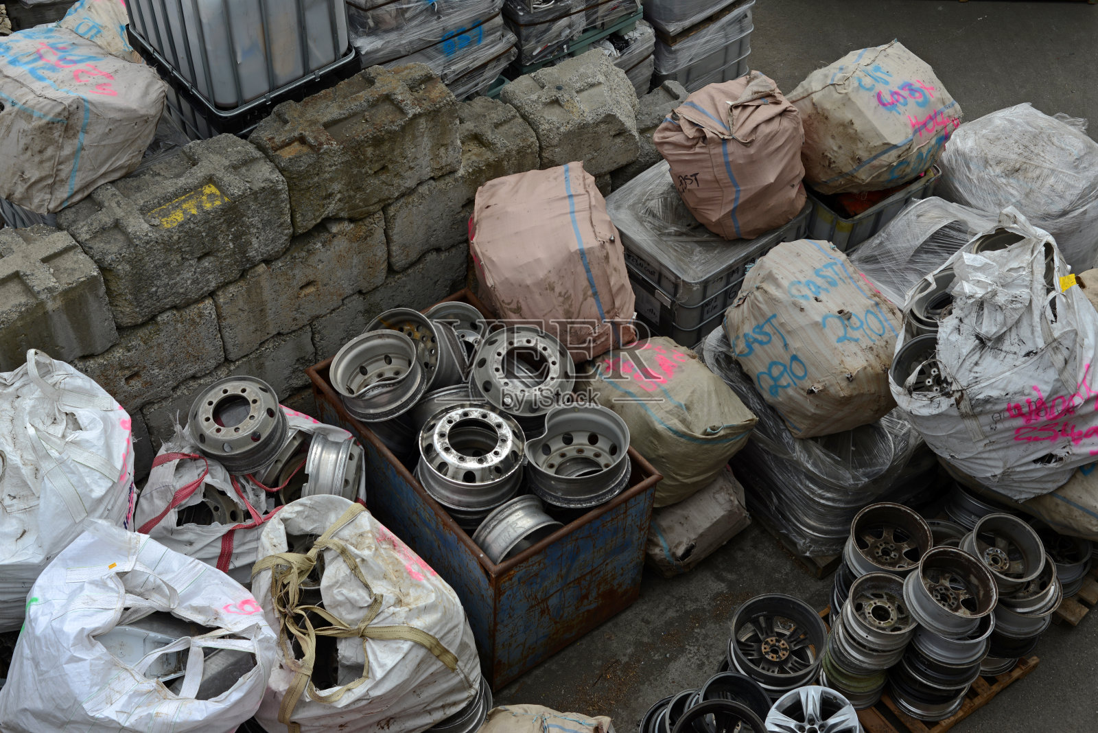 回收场里的废金属照片摄影图片