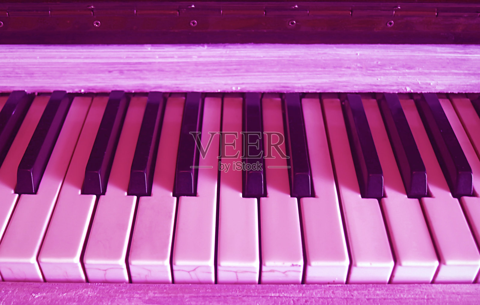 立式钢琴的波普艺术风格渐变紫色键盘照片摄影图片