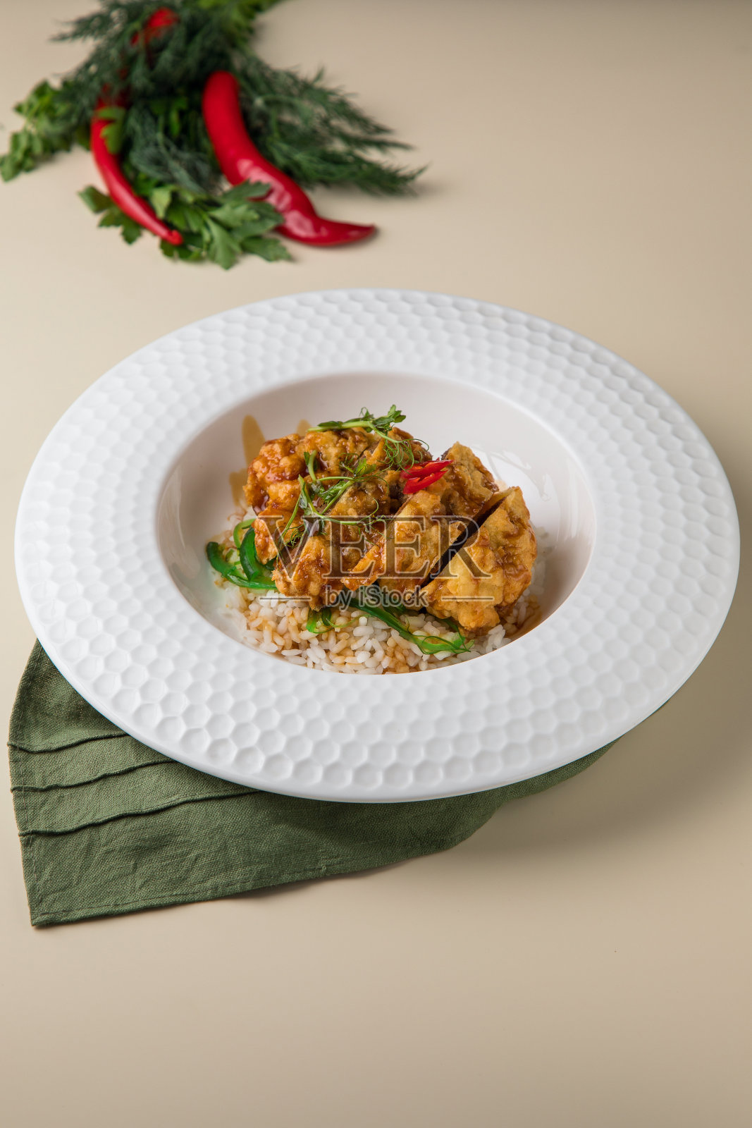 elicious鱼板。豪华厨师鱼盘。白盘，鱼配沙拉，烤比目鱼照片摄影图片