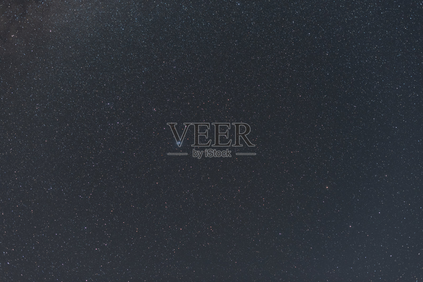 夜晚黑色的天空上有许多星星。一个真正漆黑的夜空，有很多星星。夜空背景，选择性聚焦照片摄影图片