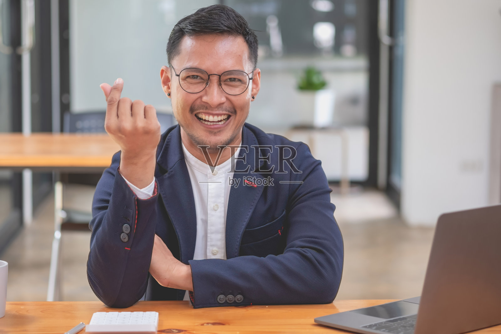 营销，财务，会计，规划，女商人表达喜悦，公司已从她的团队工作。照片摄影图片