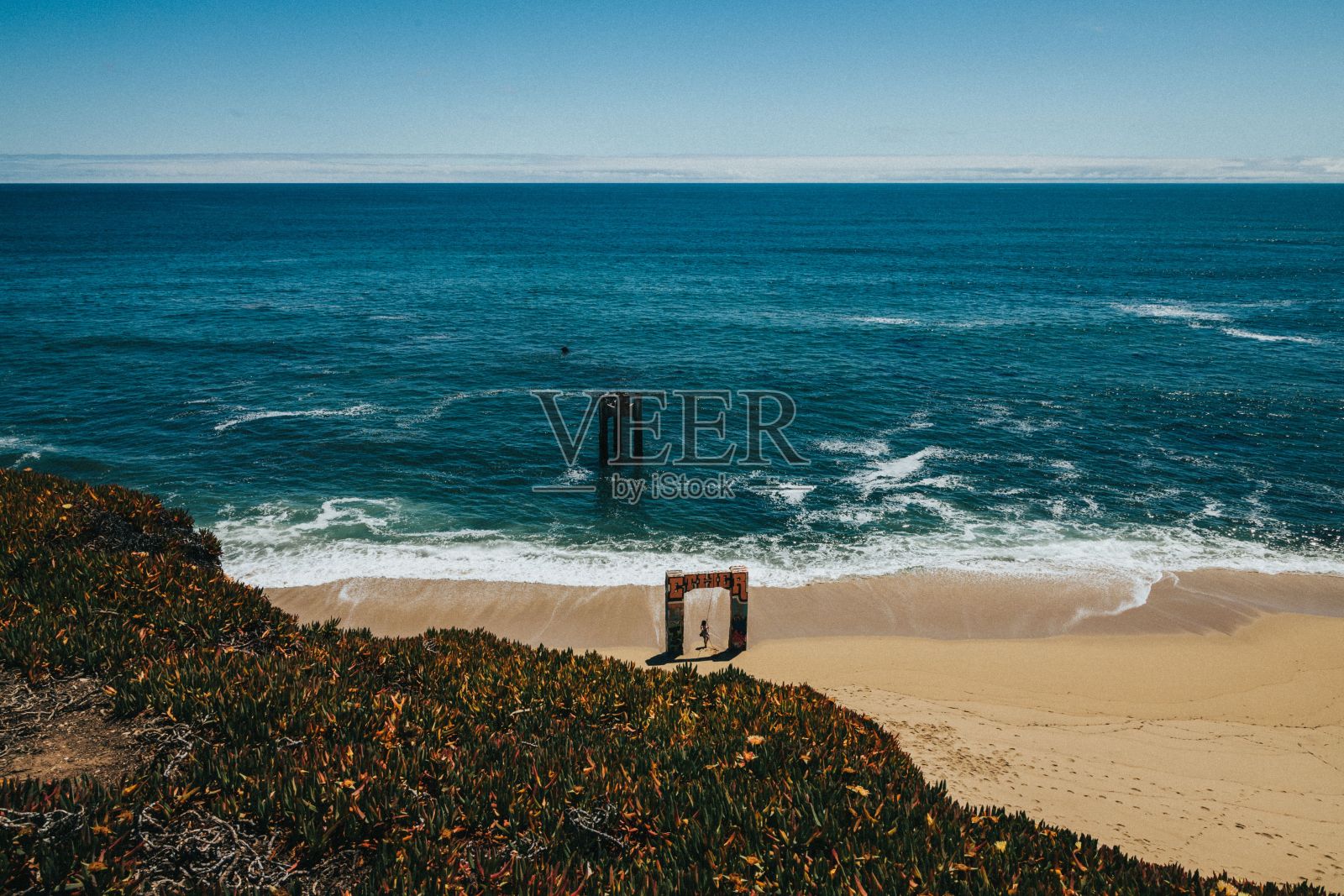 海滩上隐藏的古老达文波特码头秋千的美丽景色照片摄影图片