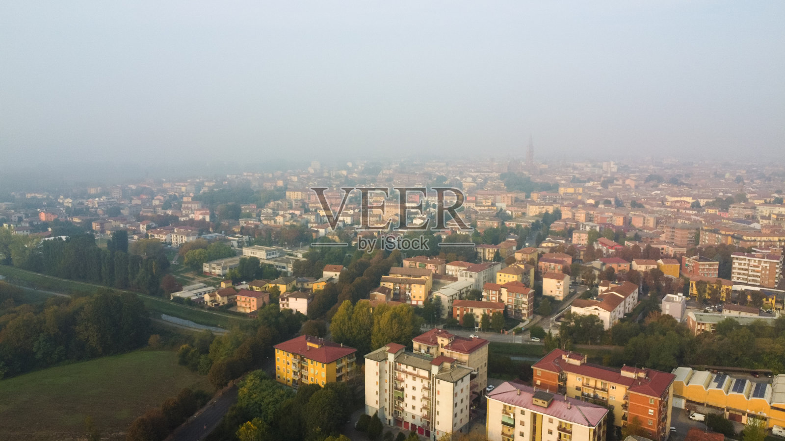 伦巴第州克雷莫纳的无人机飞行照片摄影图片