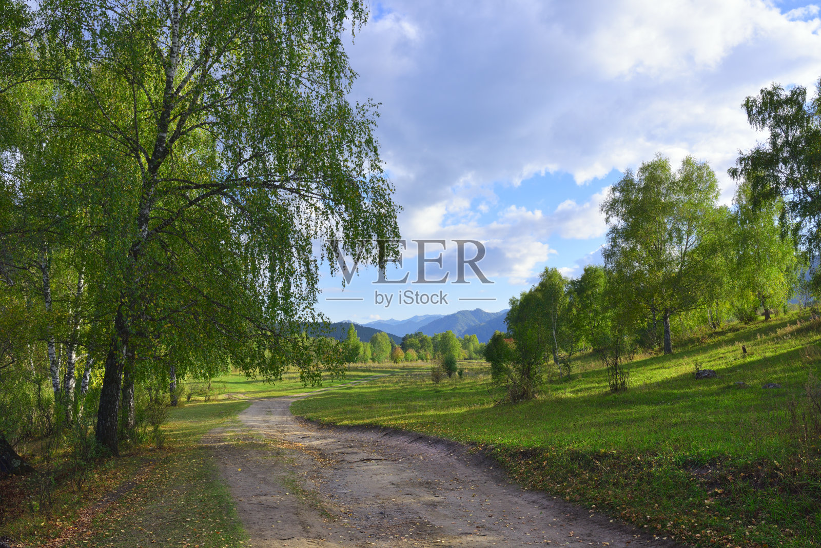 山谷中的道路照片摄影图片