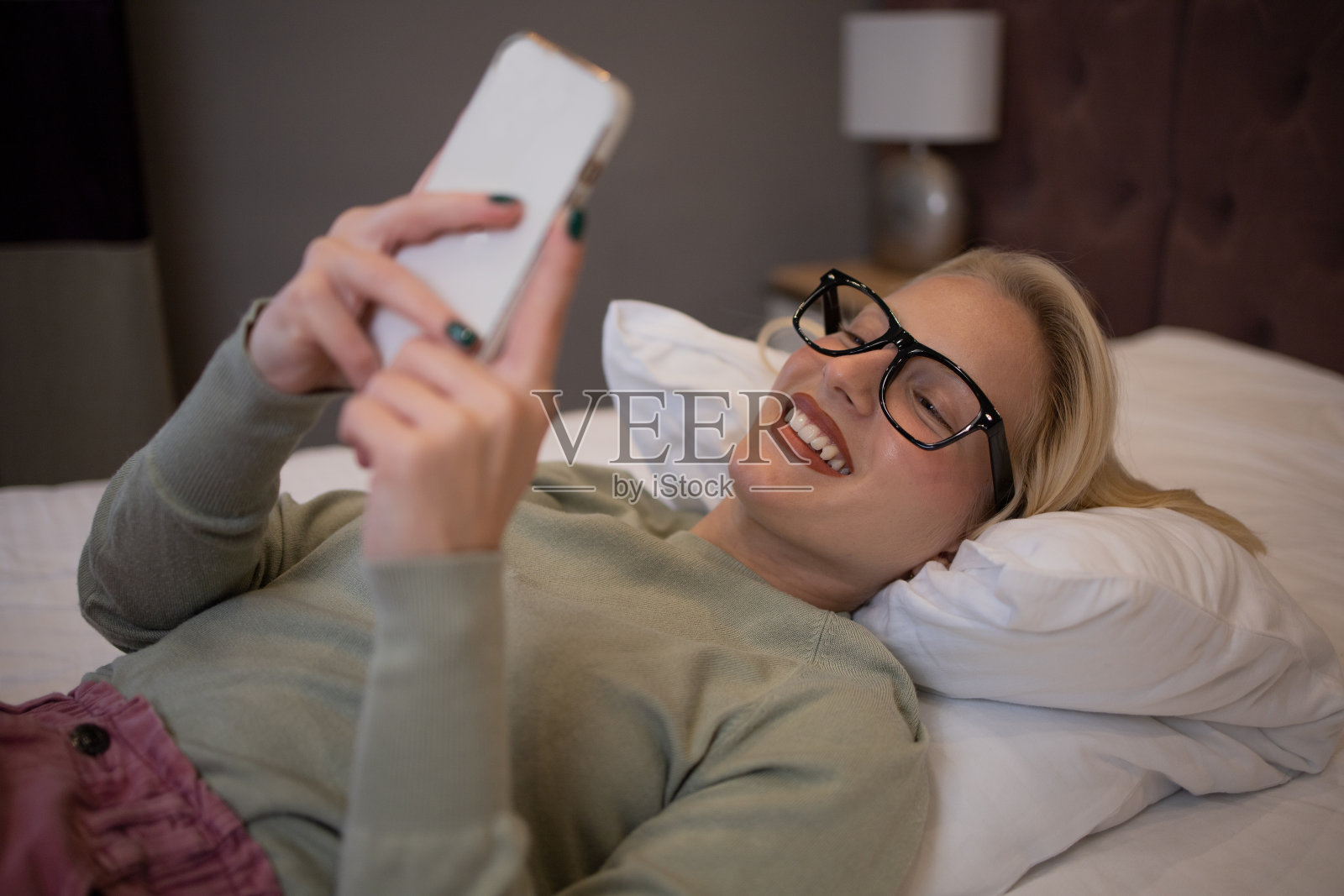 女子使用智能手机照片摄影图片