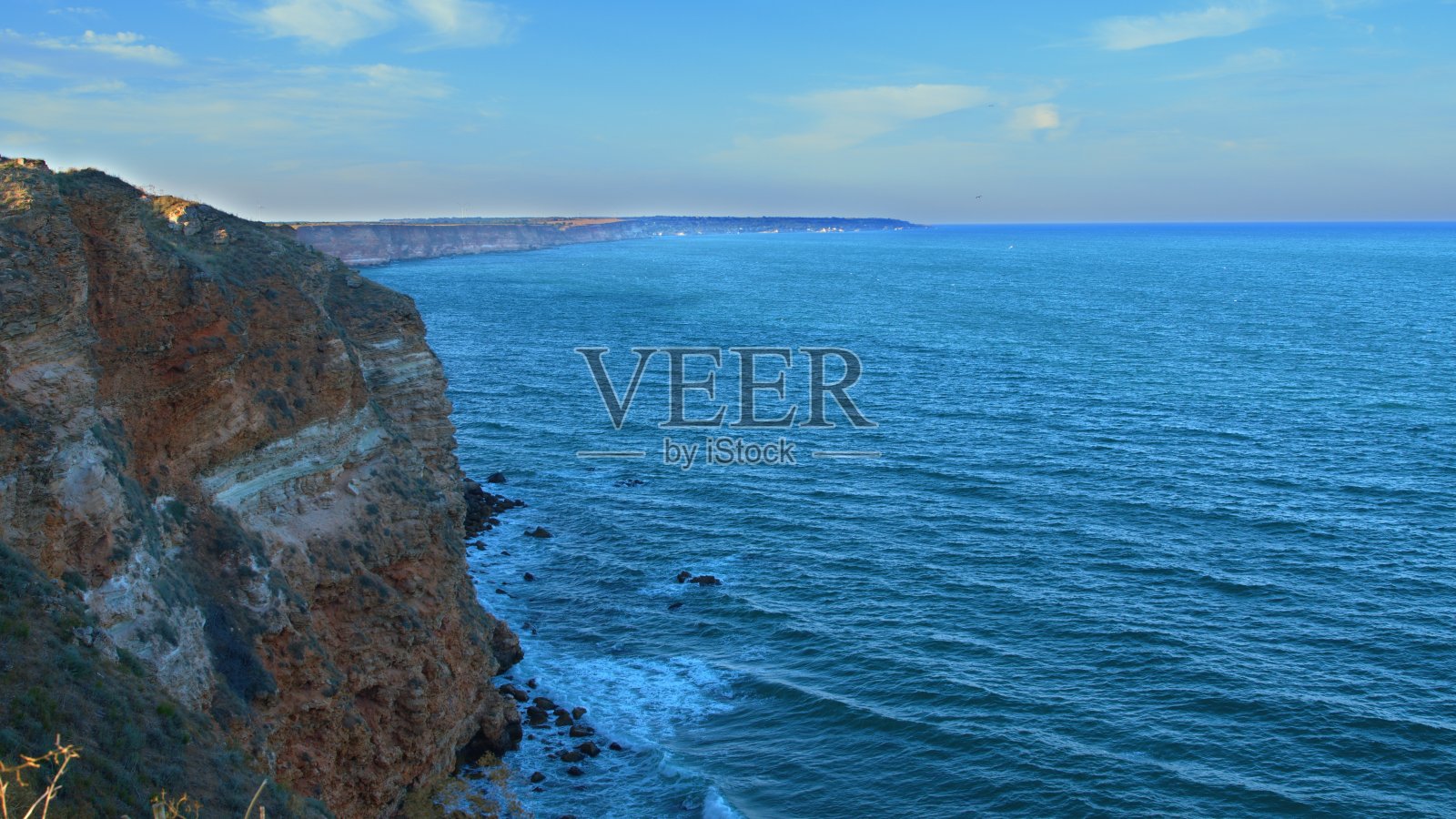 白天从悬崖顶上俯瞰海岸线照片摄影图片