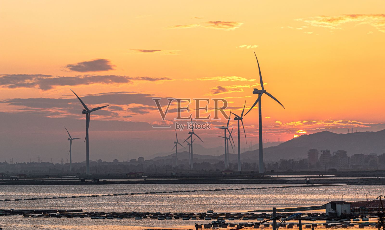 夕阳下的风车照片摄影图片
