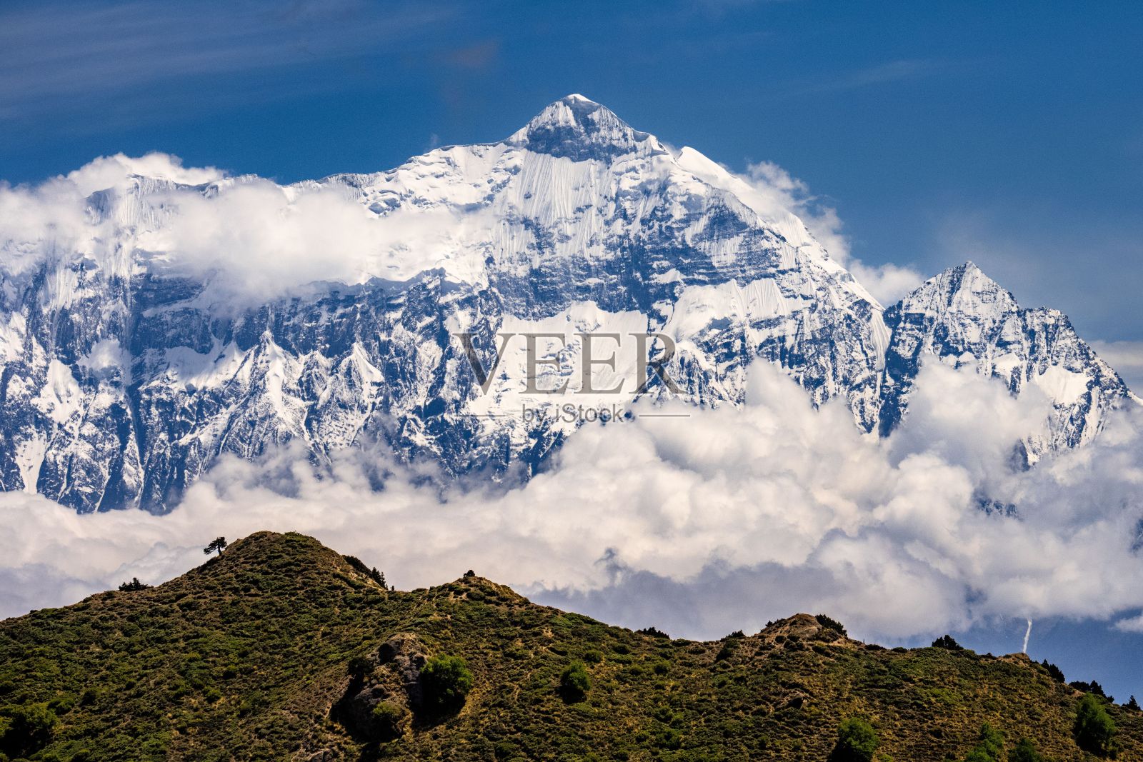 岩石和雪景的安纳普尔纳山和Nilgiri山描绘了蓝色的景色照片摄影图片