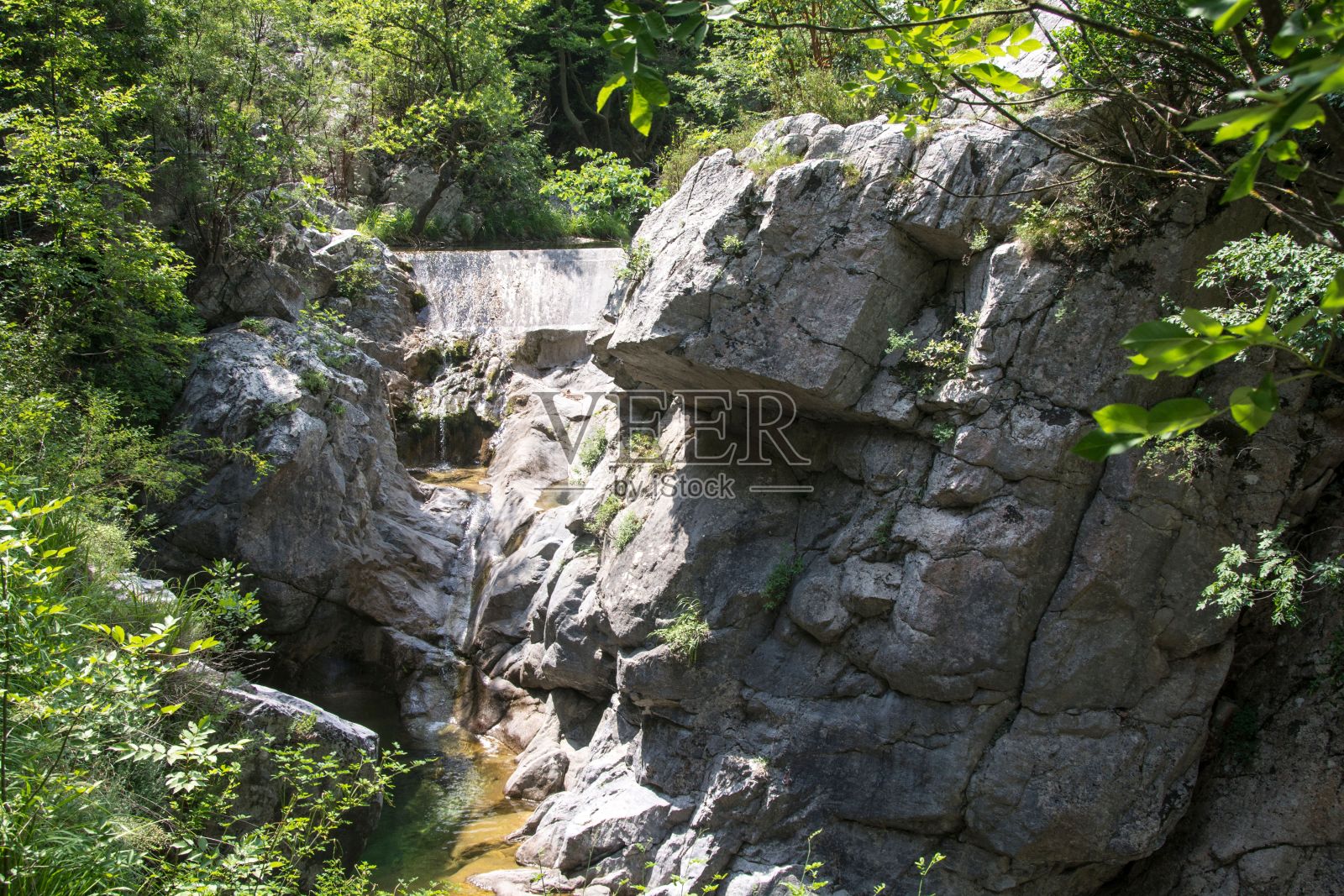 在一个阳光明媚的日子里，希腊的岩石悬崖照片摄影图片