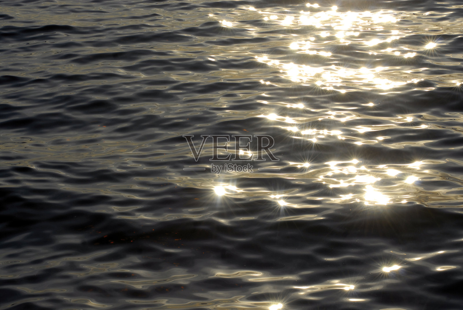 夕阳在加利福尼亚赫莫萨海滩的海水上闪闪发光照片摄影图片