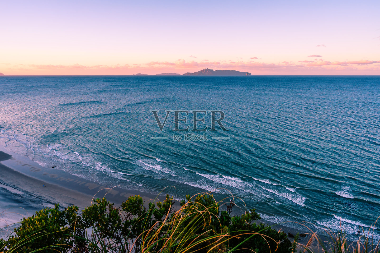 美丽的Mangawhai Heads绿色新西兰的鸟瞰图，地平线上有蓝色的天空照片摄影图片