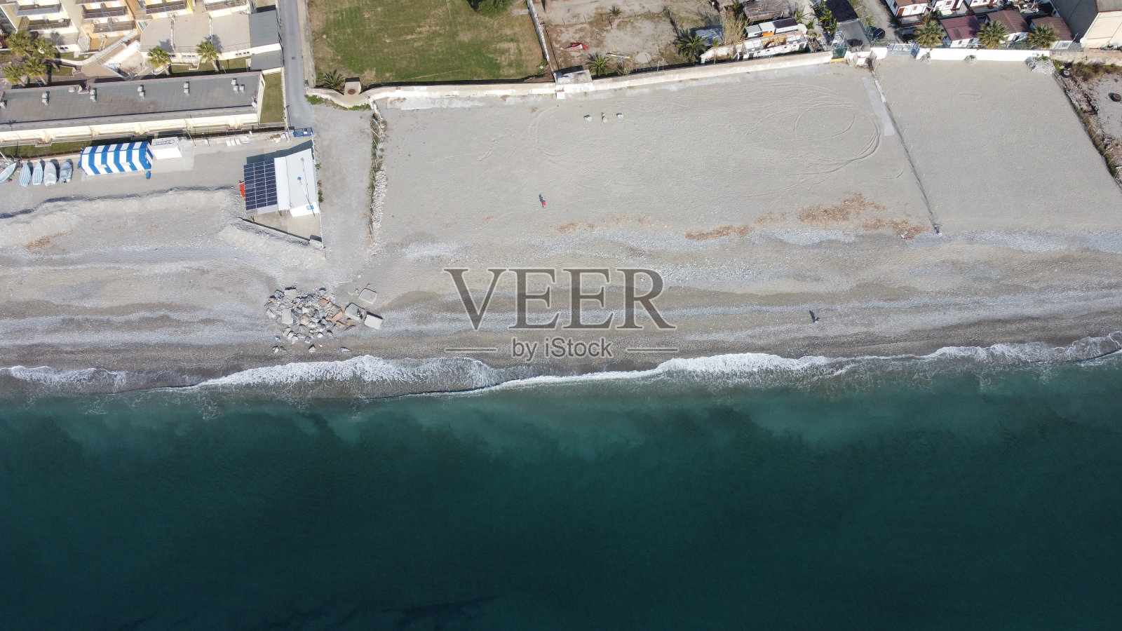 无人机拍摄的意大利利古里亚阿尔本加的海岸和大海照片摄影图片