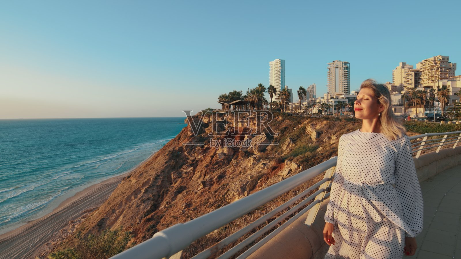 漂亮女人看海景照片摄影图片