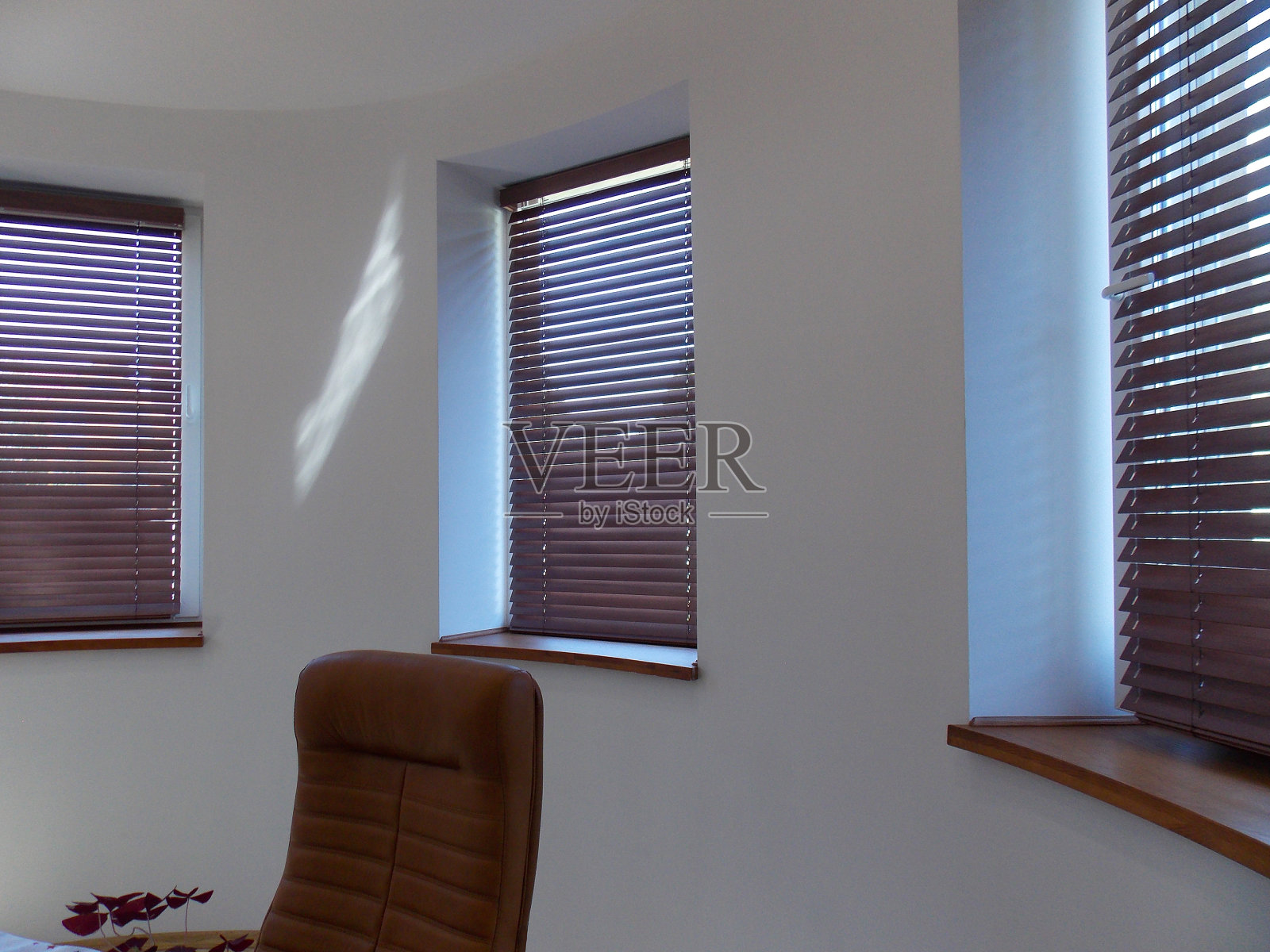 木质百叶窗的棕色特写在窗户上照片摄影图片