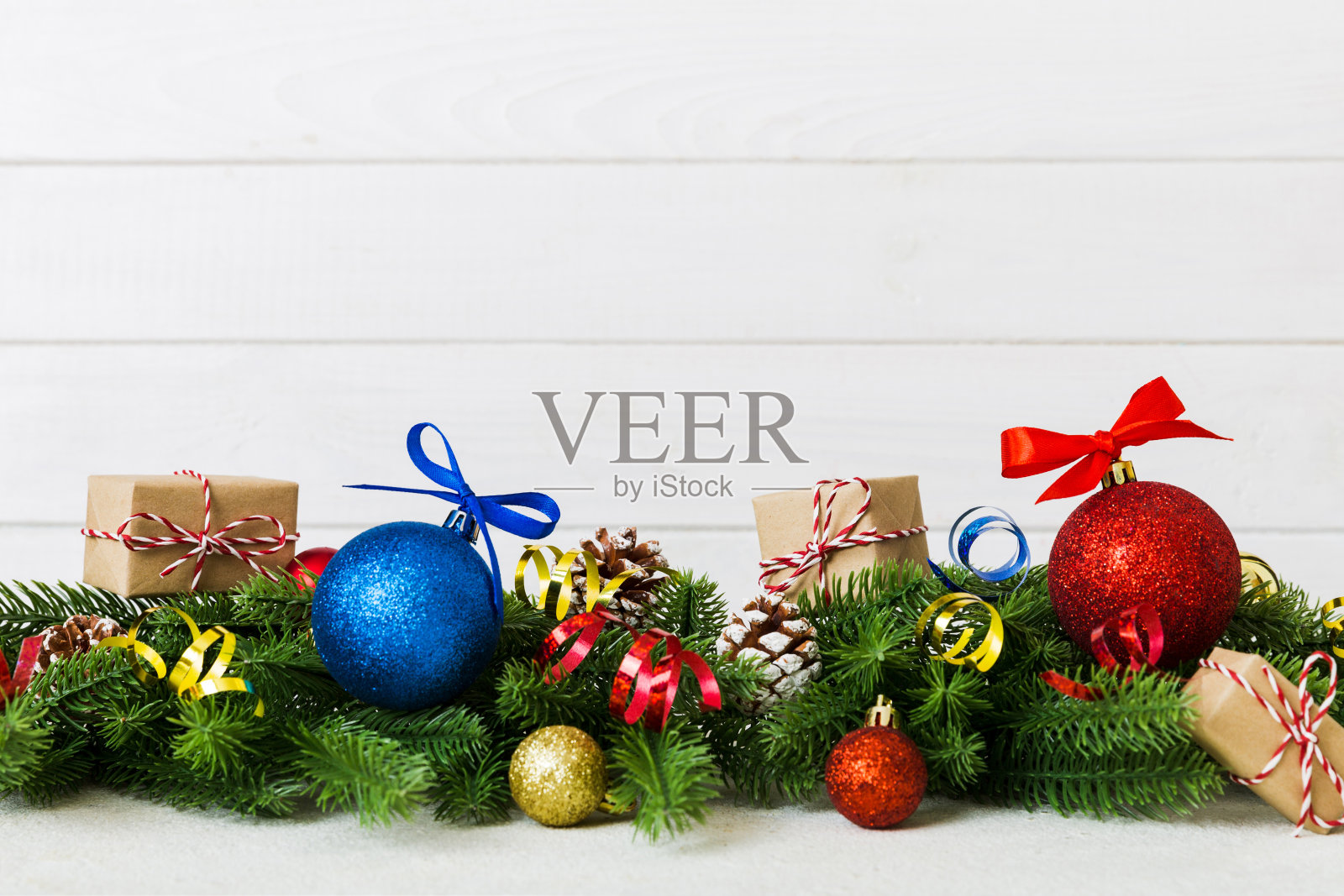 新年圣诞树玩具与彩色背景上的圣诞树枝和装饰品照片摄影图片