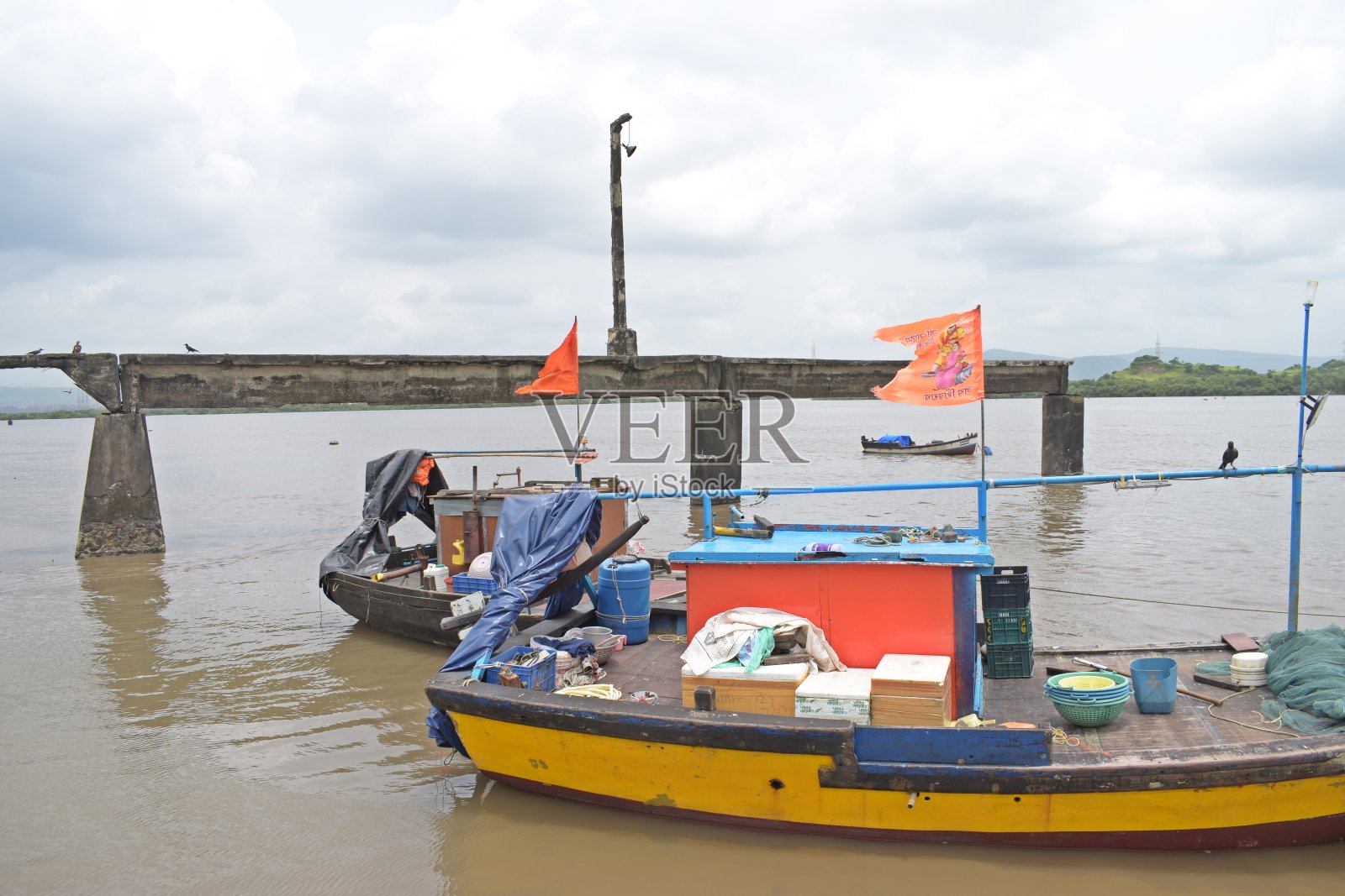 印度孟买港口的传统木制渔船照片摄影图片
