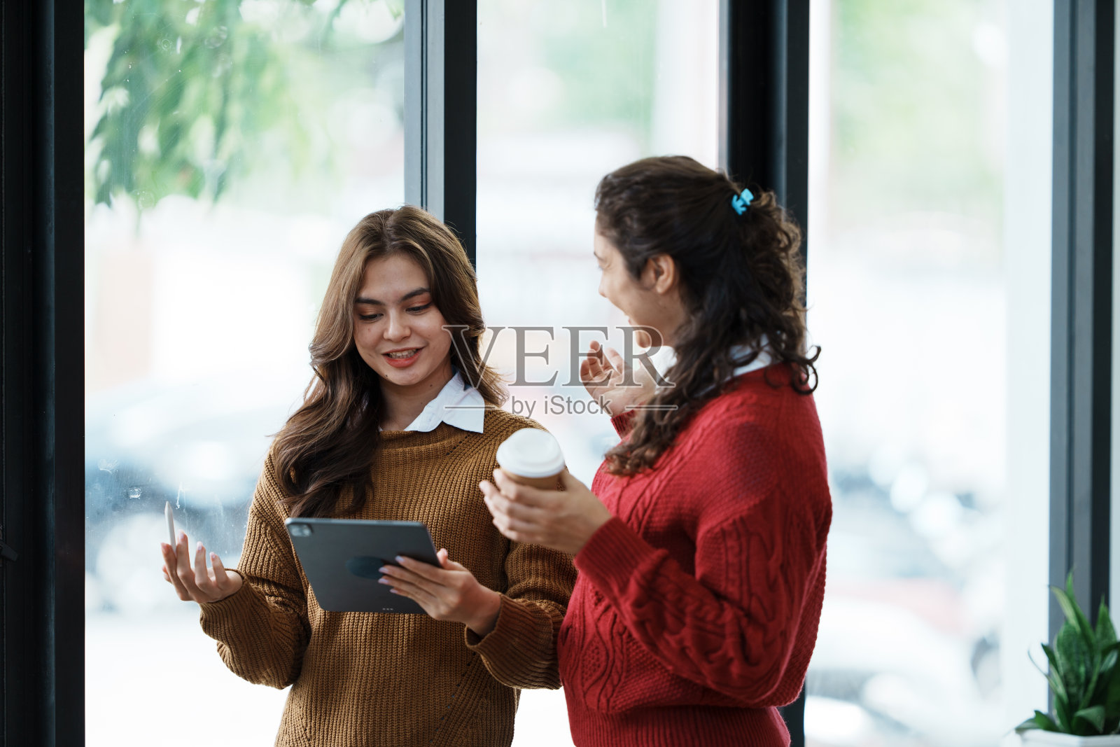 朋友们在咖啡馆里用智能手机喝咖啡照片摄影图片