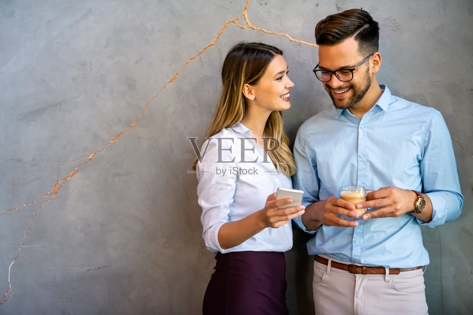 商务人士在办公场所办公，谈笑风生照片摄影图片