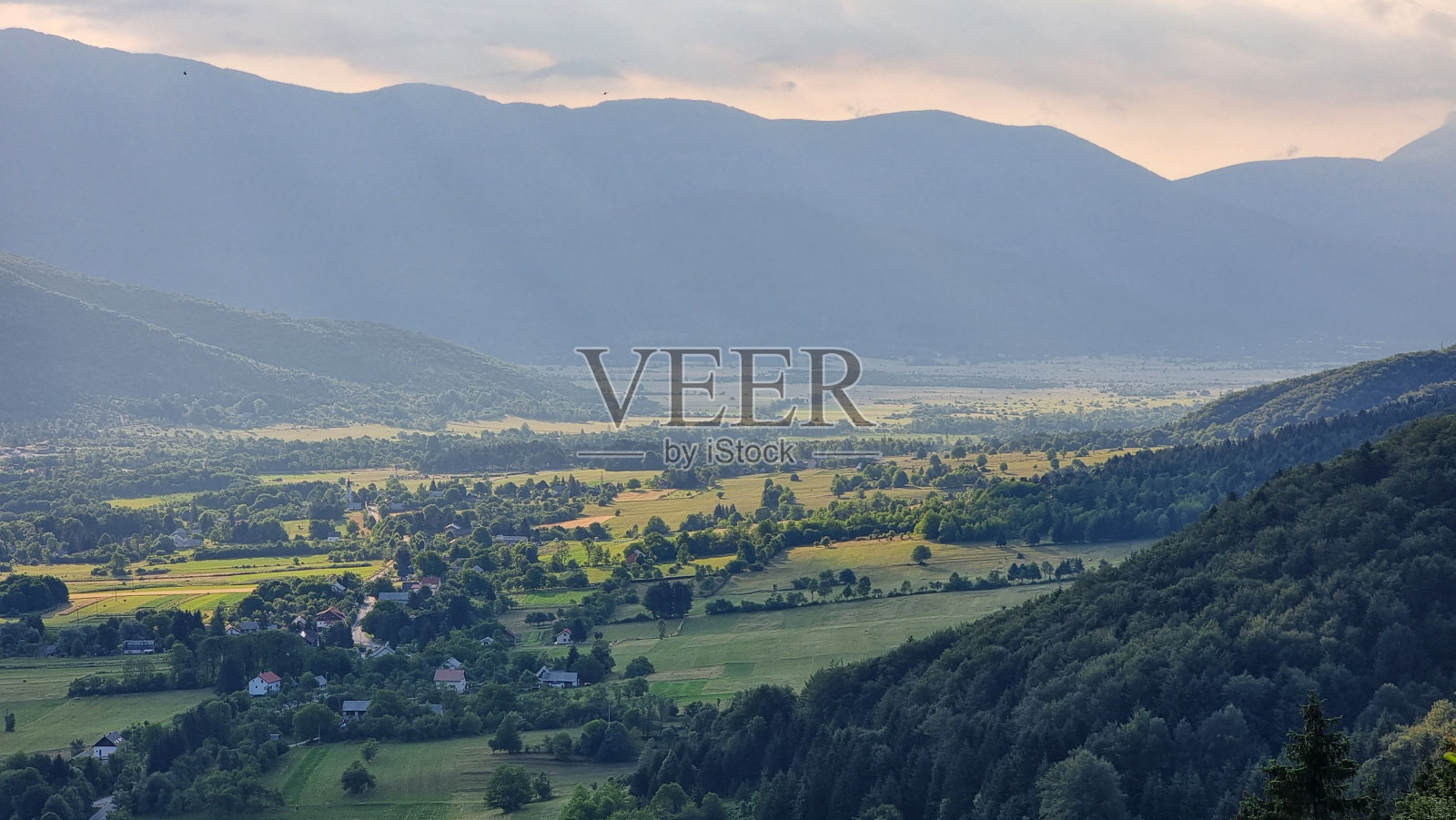 日出时村庄的美丽景色，有树和山照片摄影图片