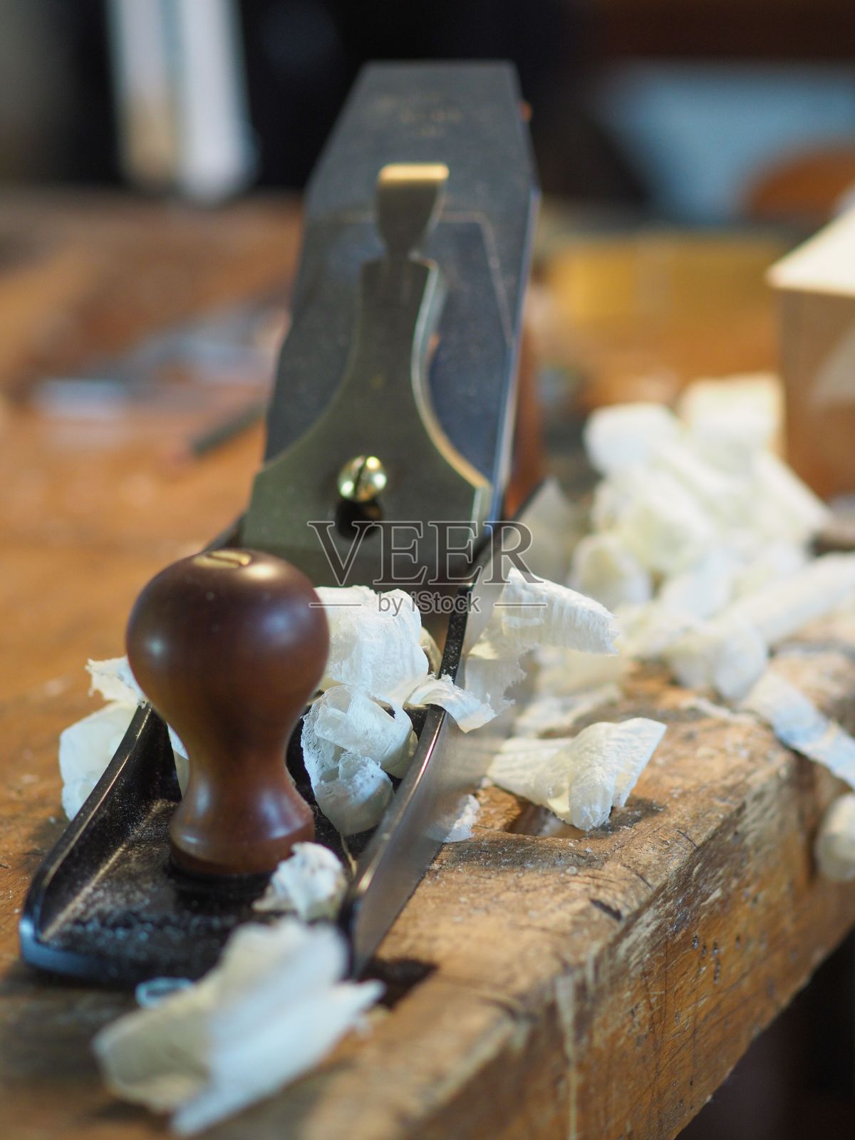 在木制背景上使用飞机照片摄影图片