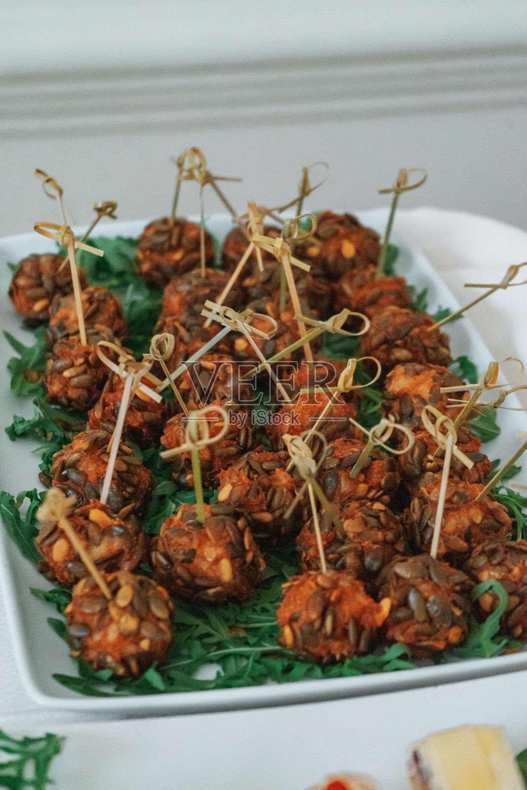 美味的小肉丸放在盘子里的美丽照片照片摄影图片