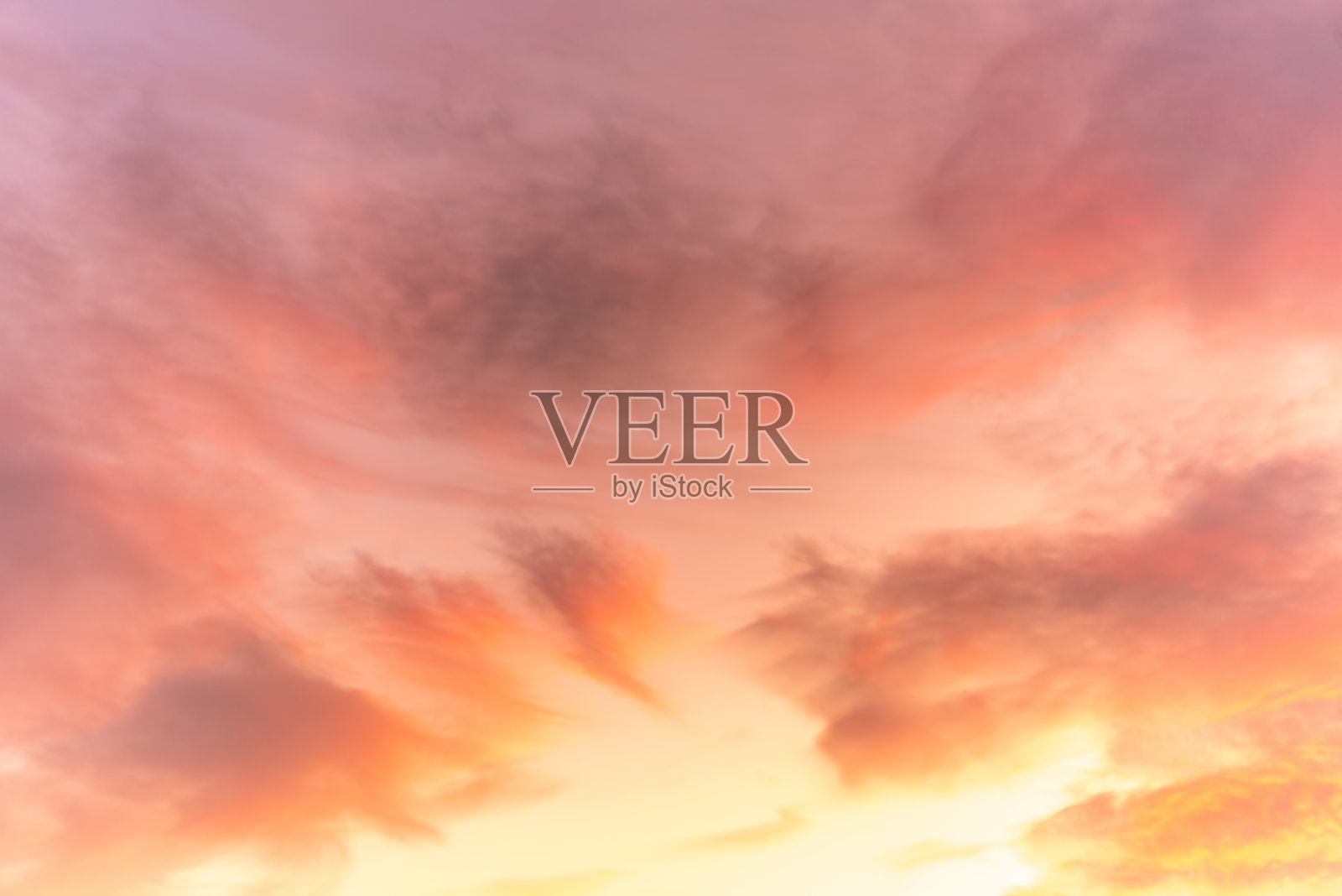 傍晚时，天空中有粉红色和橙色的云。照片摄影图片