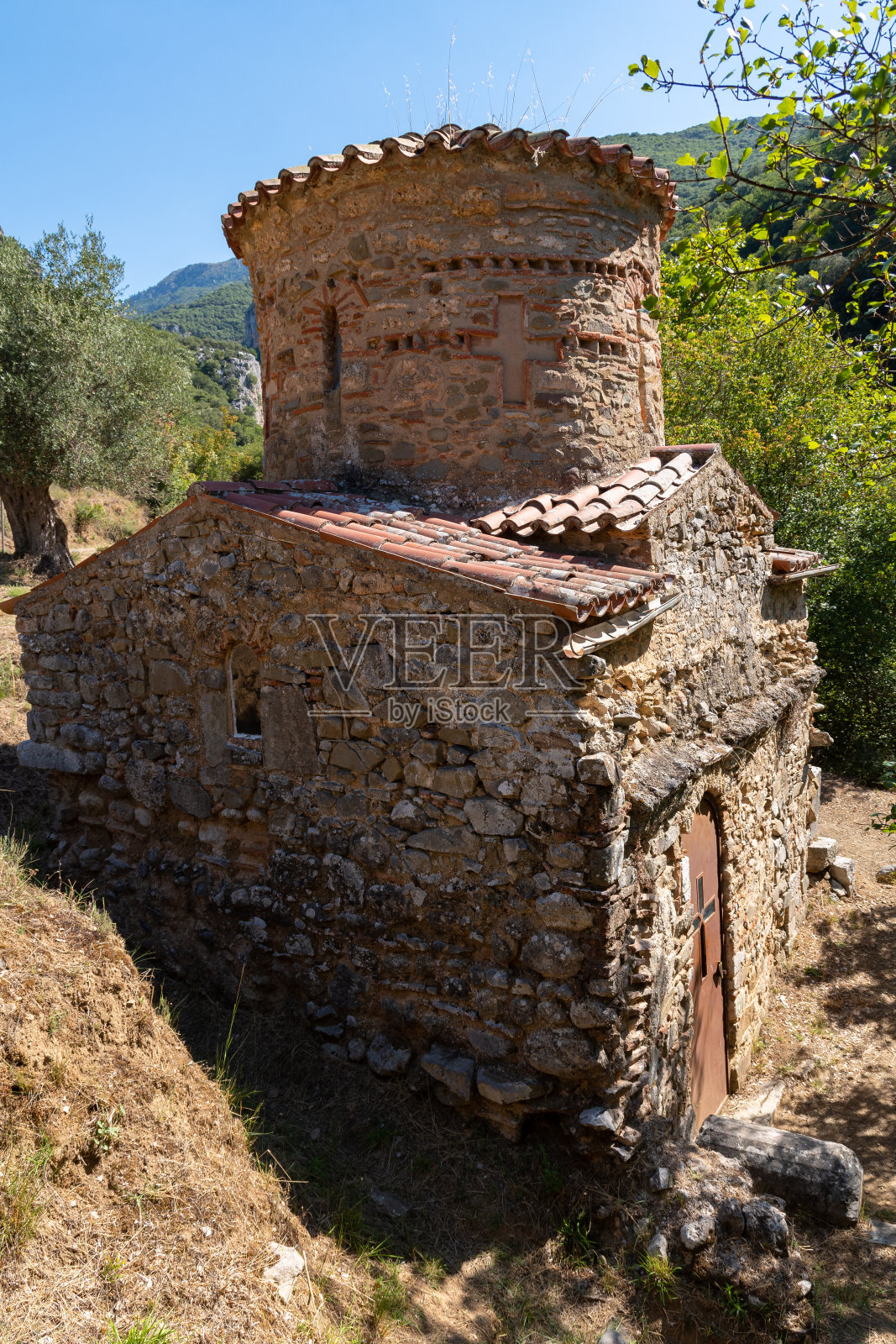 希腊阿卡迪亚Kokkori桥附近的圣安德烈亚斯拜占庭教堂照片摄影图片