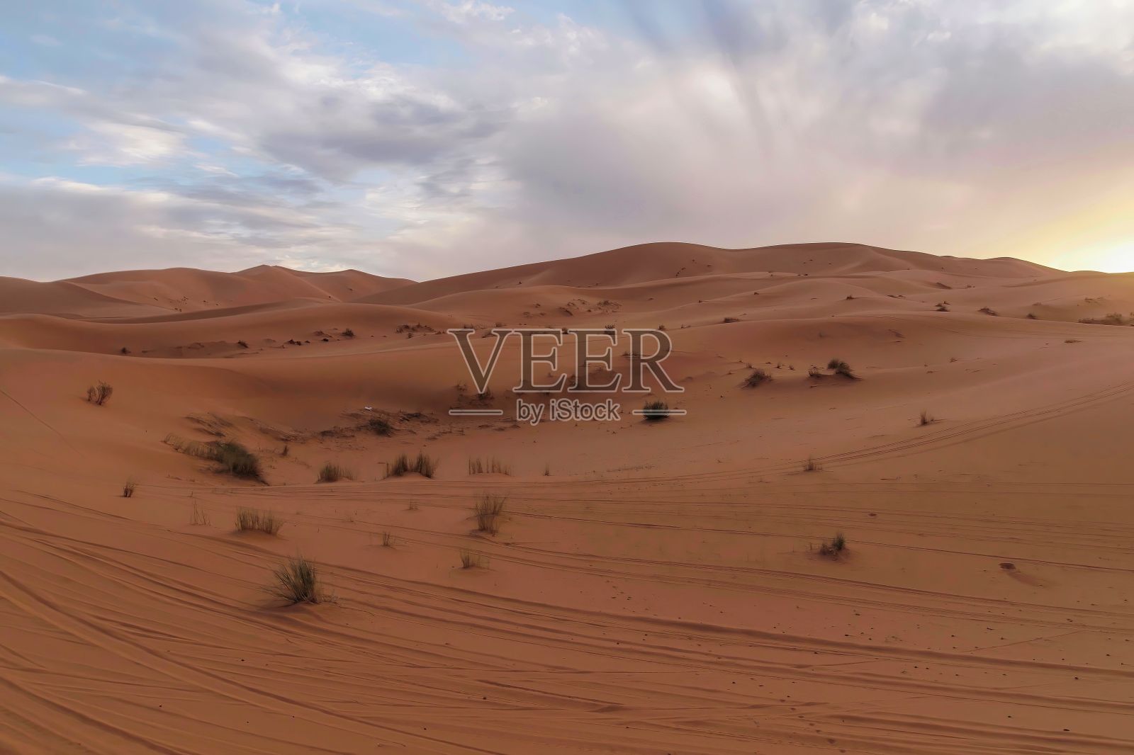 摩洛哥沙漠的沙滩景观和蓝色多云的天空照片摄影图片