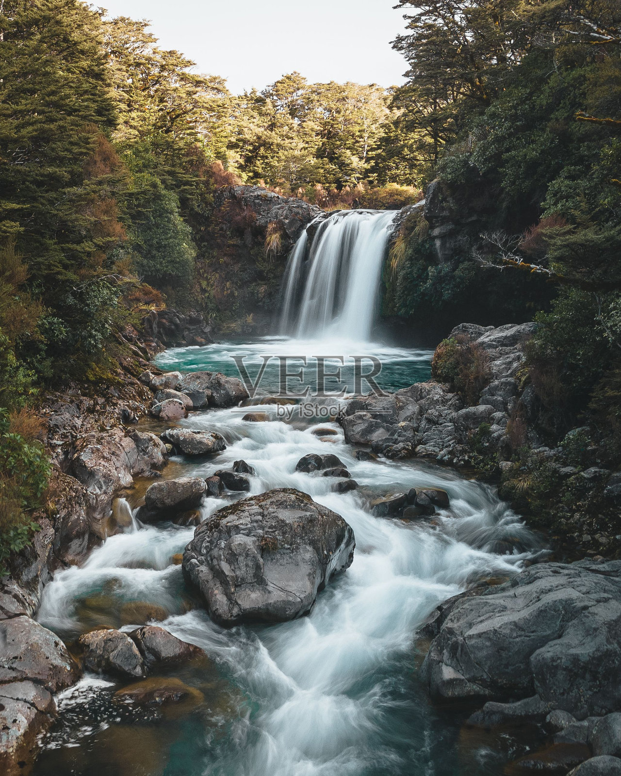 长时间曝光的新西兰瀑布景观照片摄影图片