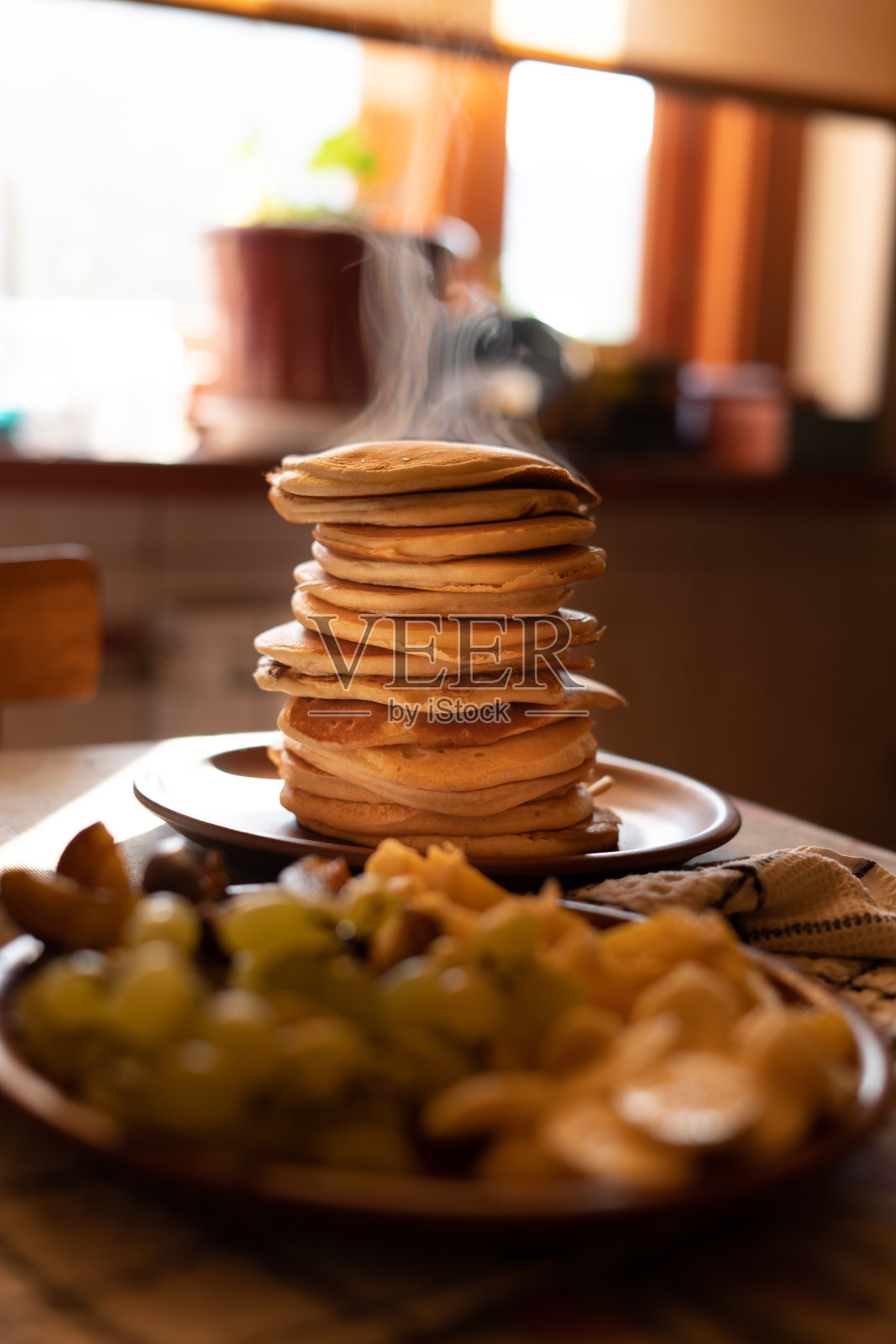 热煎饼堆在桌上照片摄影图片