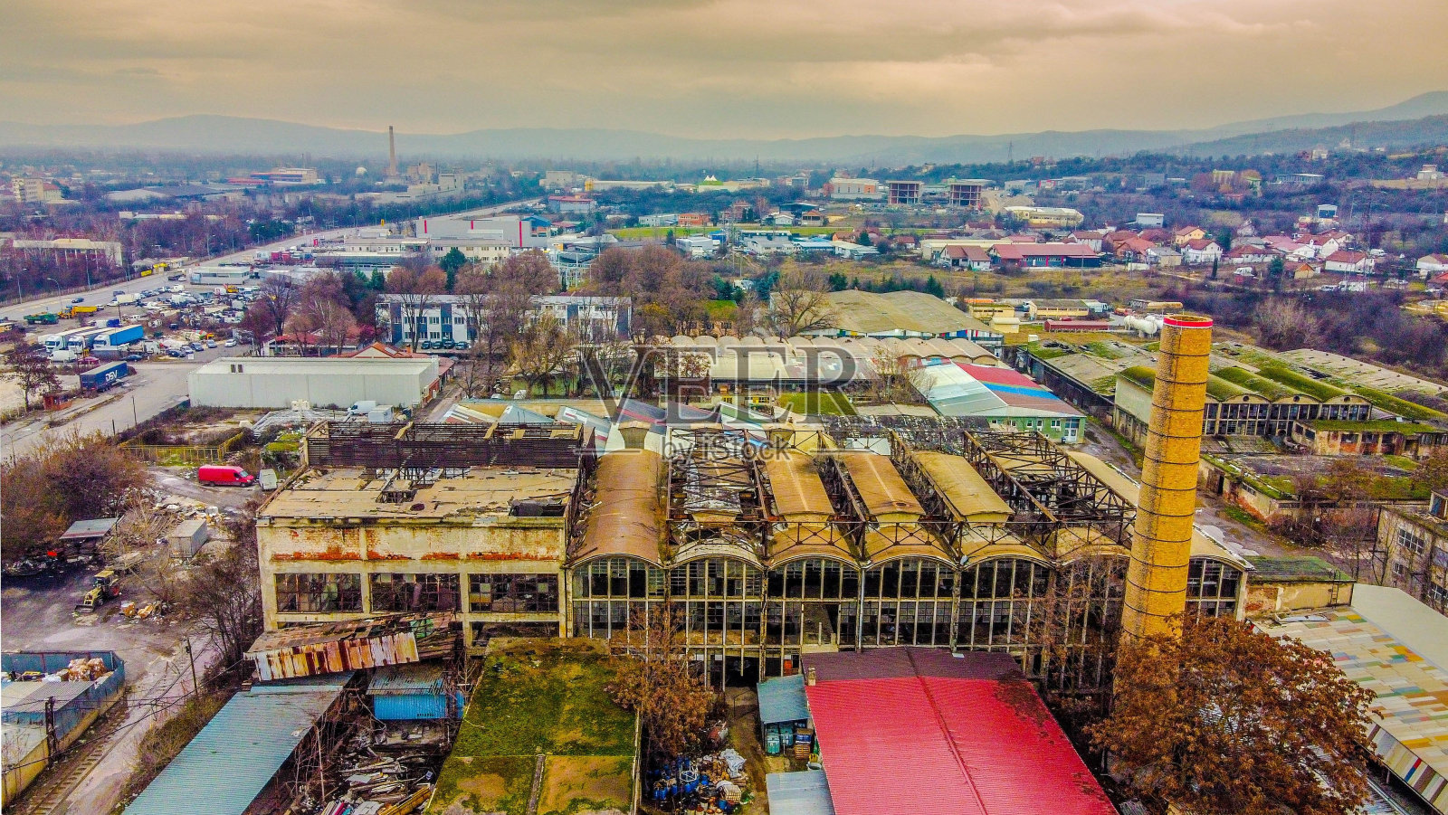 鸟瞰这座城市的废弃建筑照片摄影图片