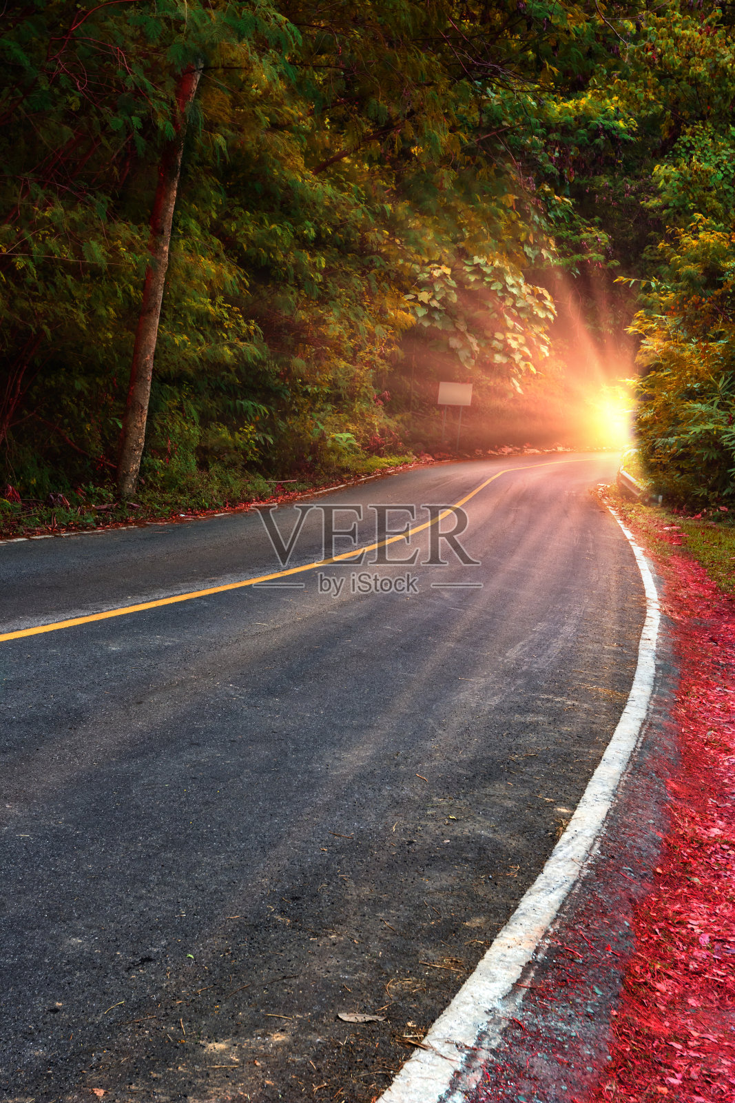 隧道的尽头有一线光明。照片摄影图片
