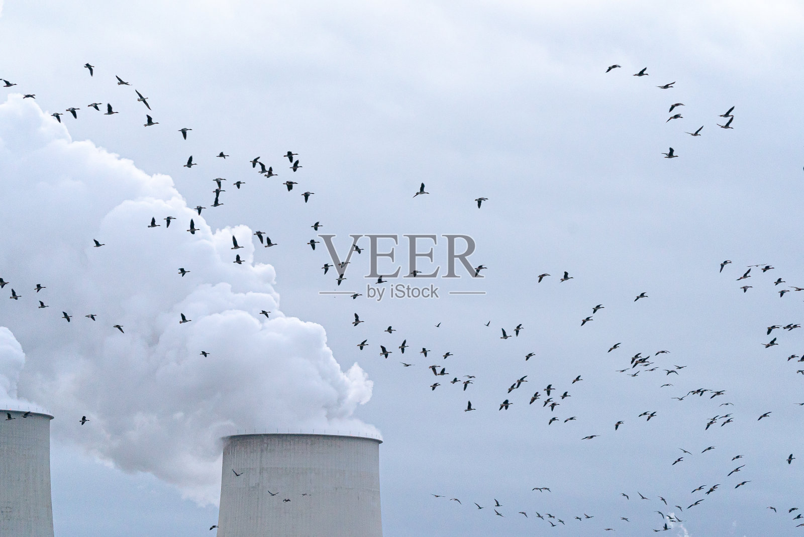 德国佩茨有冒烟烟囱的工业发电厂照片摄影图片