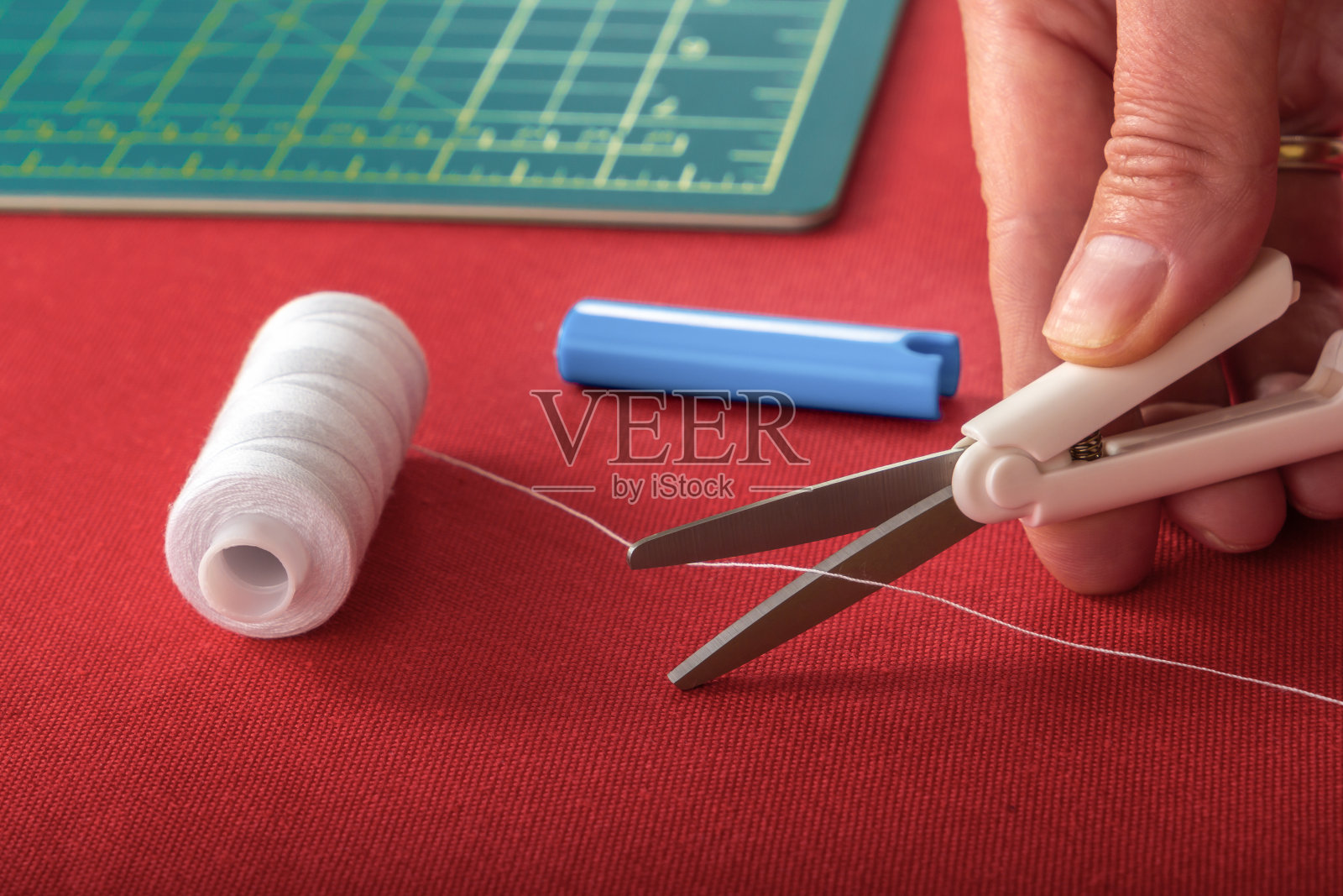 裁缝用的剪刀，用来在女裁缝手中剪线。照片摄影图片