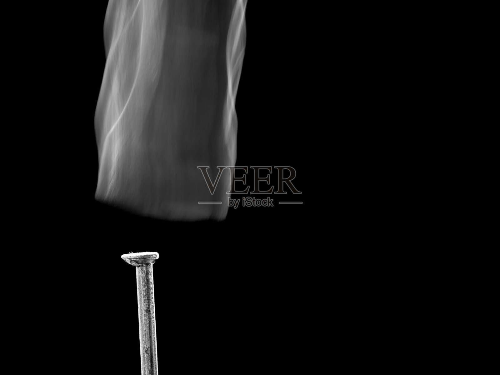 锤子砸钉子的模糊动作照片摄影图片