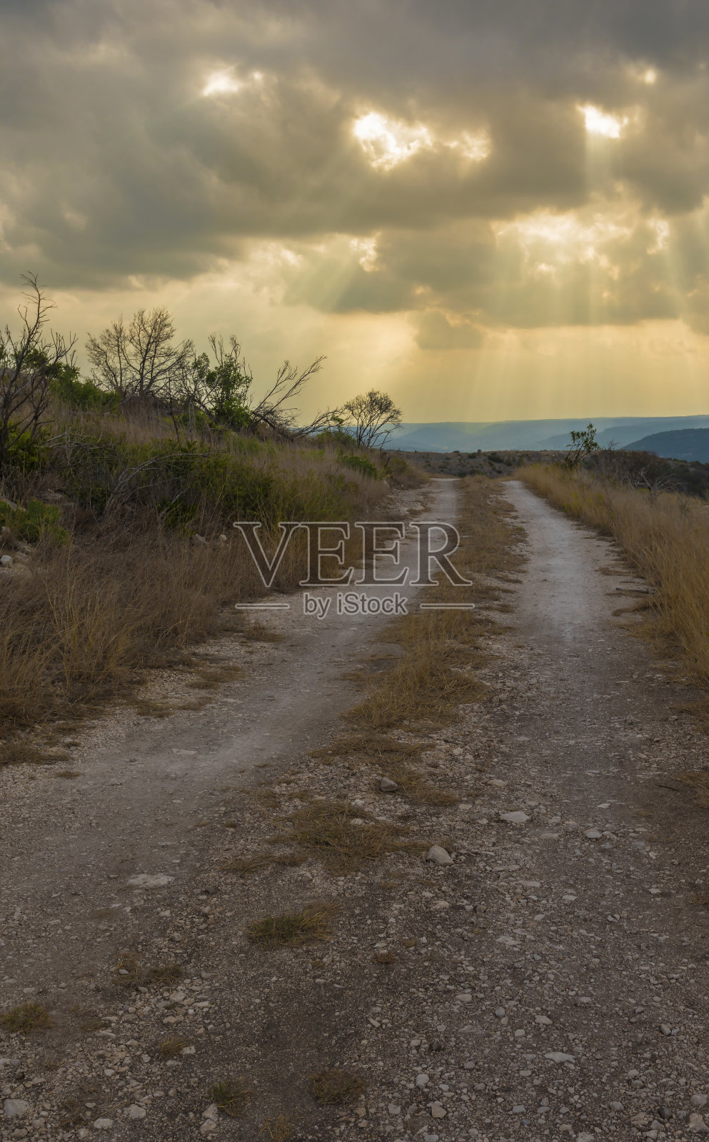 暴雨逼近德克萨斯州山区的一条碎石路照片摄影图片
