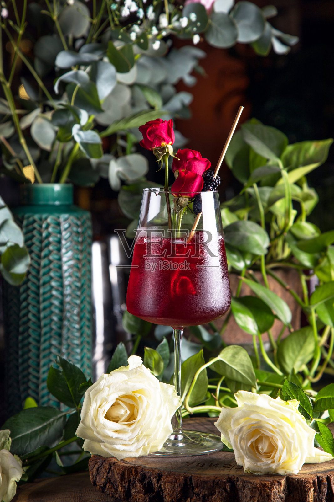 西瓜汁和青果汁，新鲜水果沙拉配美味的新鲜果汁，照片摄影图片