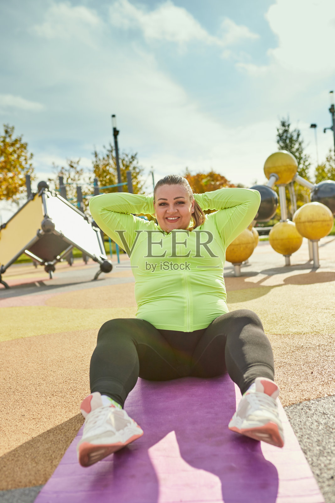 室外训练。体重的下降的概念。一名年轻女子在街头公共运动场健身。晴朗的秋日。运动，健康，计划，积极的身体照片摄影图片