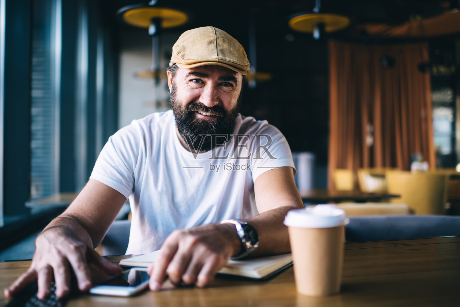 快乐的潮人微笑着看着镜头照片摄影图片